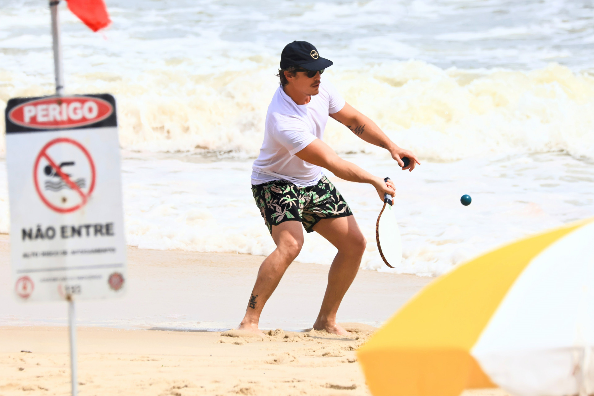 Romulo Arantes Neto joga frescobol com Mari Saad - Dan Delmiro / AgNews