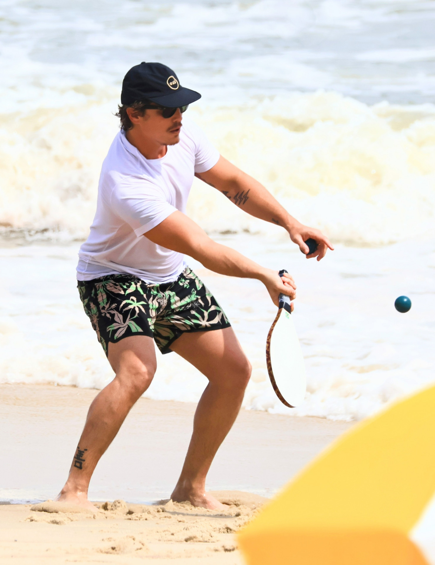 Romulo Arantes Neto joga frescobol com Mari Saad - Dan Delmiro / AgNews