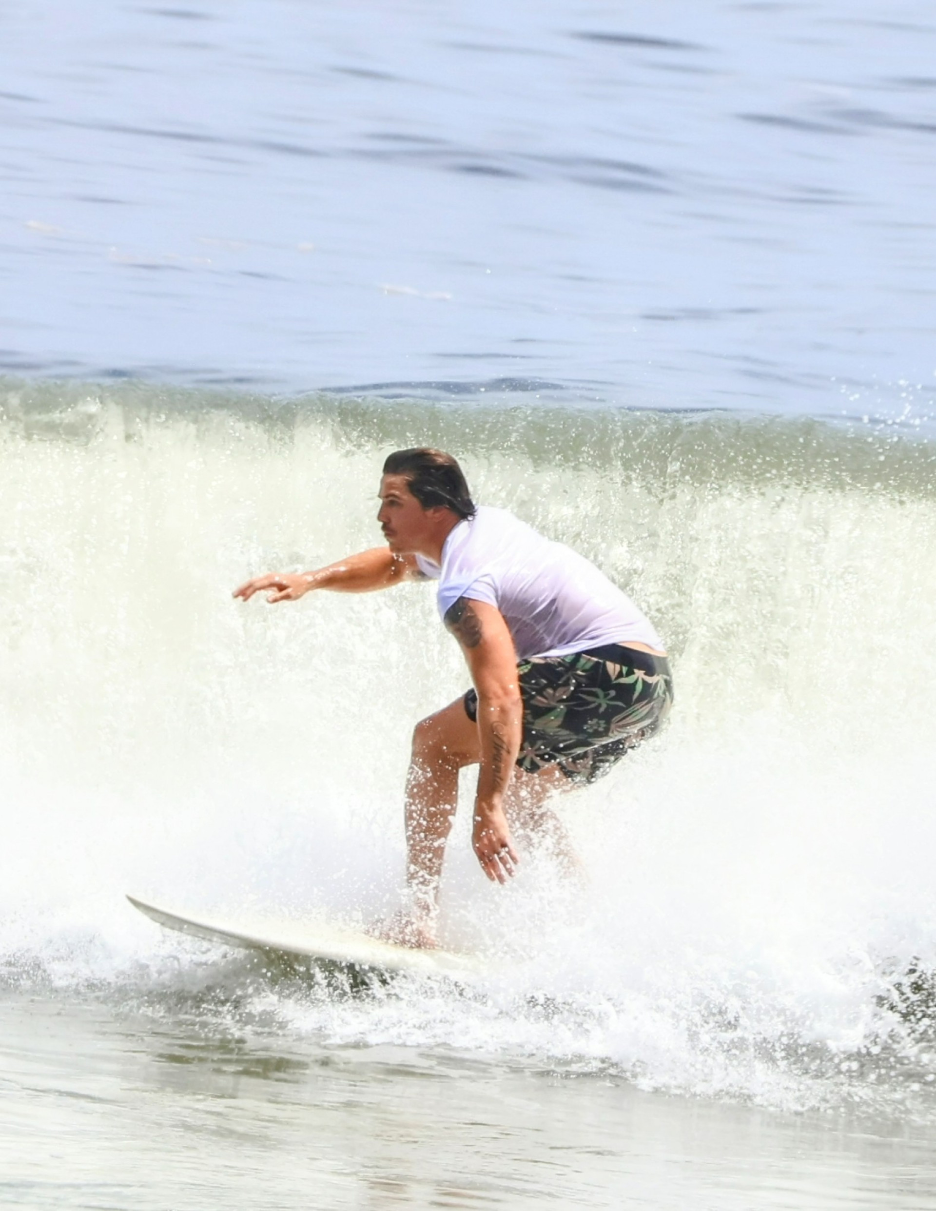 Romulo Arantes Neto aproveita domingo ensolarado para surfar - Dan Delmiro / AgNews