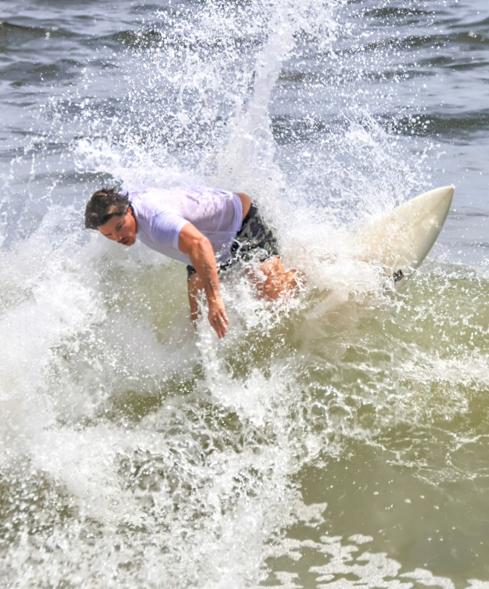 Romulo Arantes Neto aproveita domingo ensolarado para surfar - Dan Delmiro / AgNews