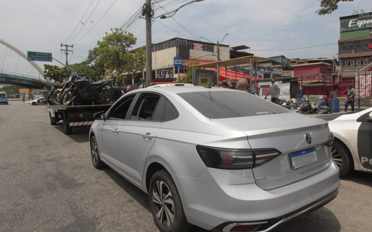 Veículos recuperados durante operação no Complexo da Maré