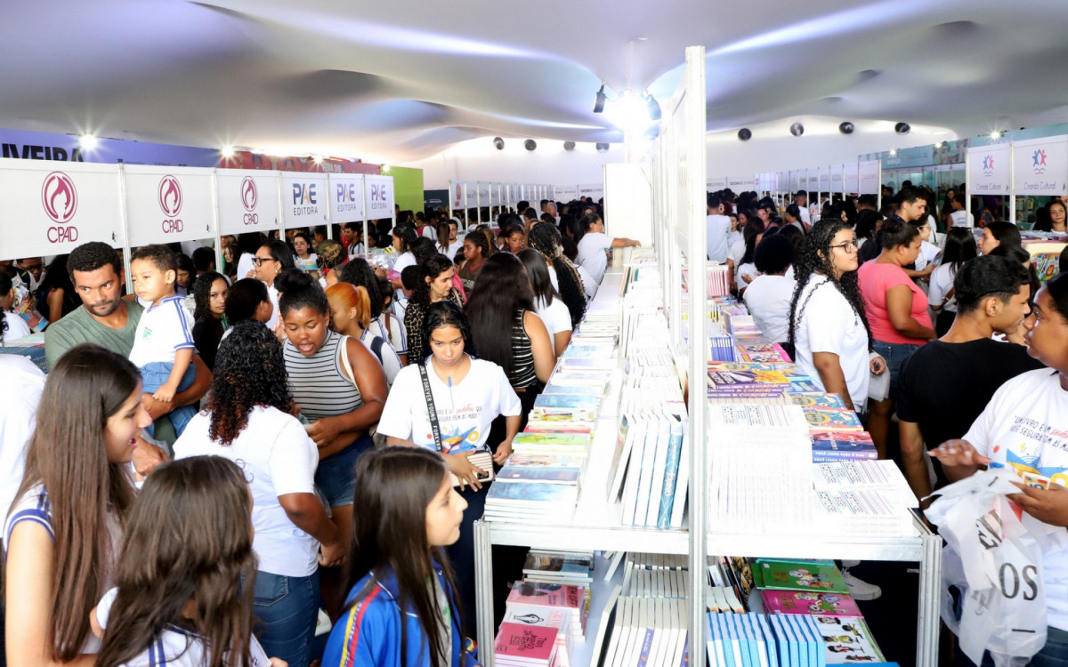 Multidão prestigia a FLIQ 2024, fortalecendo a cultura e a leitura em Quissamã