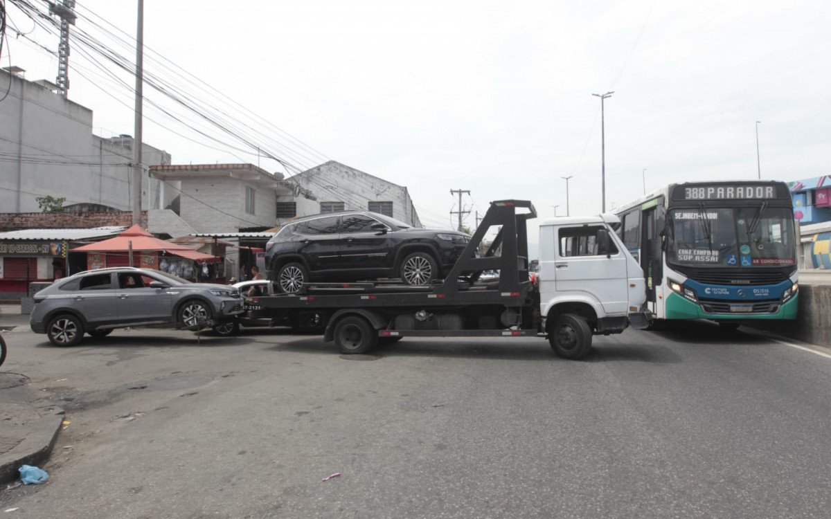 Veículos foram recuperados durante operação no Complexo da Maré