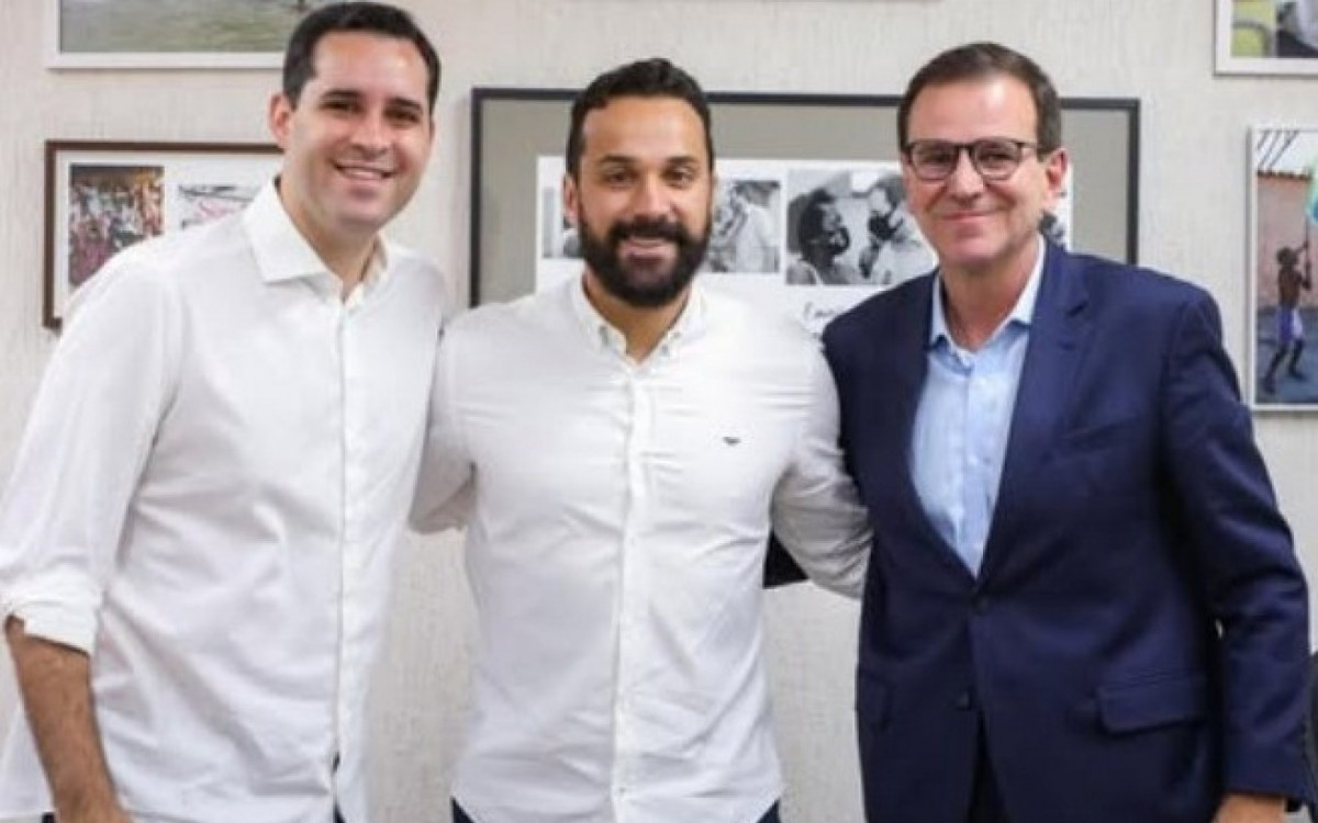 Diego Vaz entre o vice-prefeito eleito Eduardo Cavaliere e Eduardo Paes