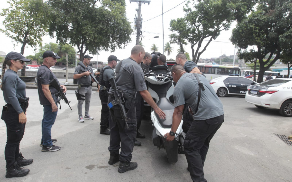 Veículos foram recuperados durante operação no Complexo da Maré