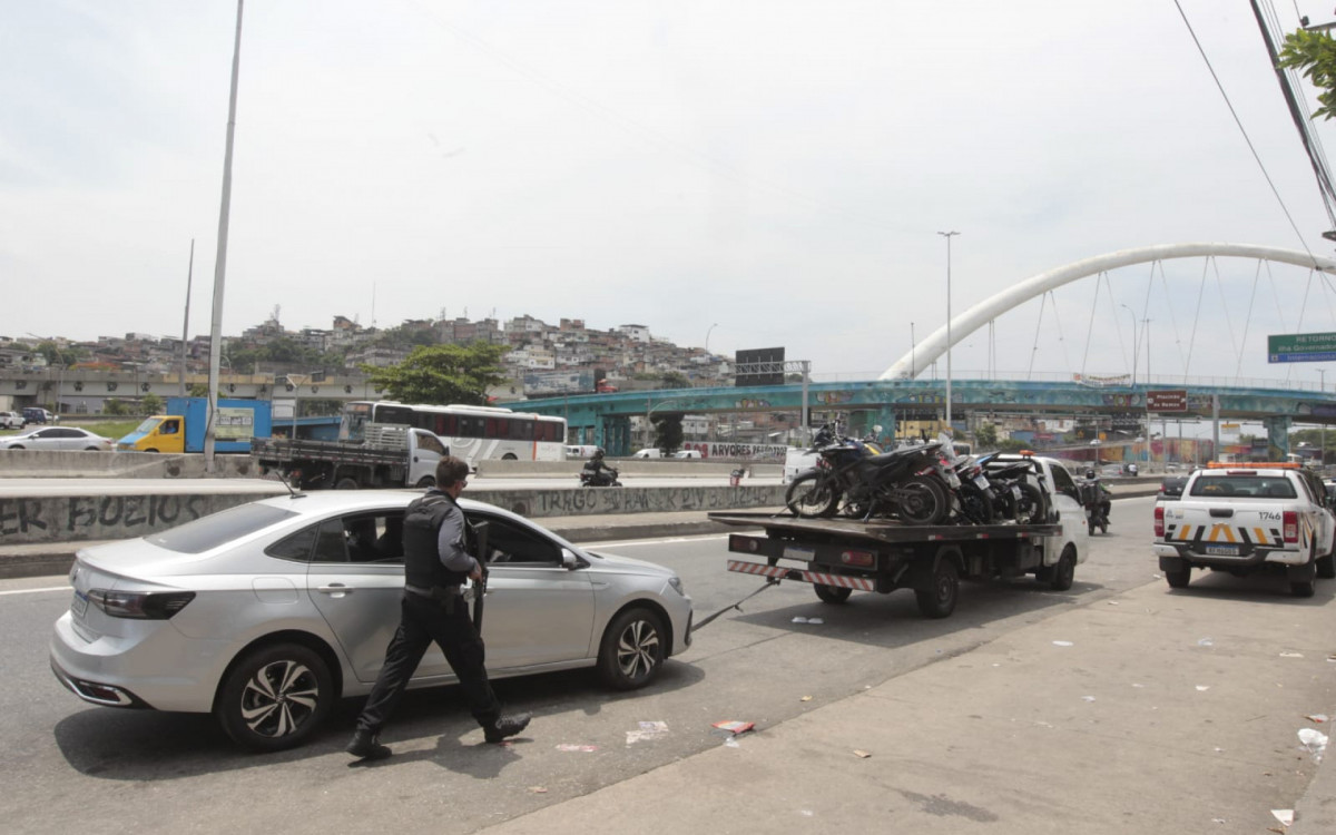 Veículos foram recuperados durante operação no Complexo da Maré