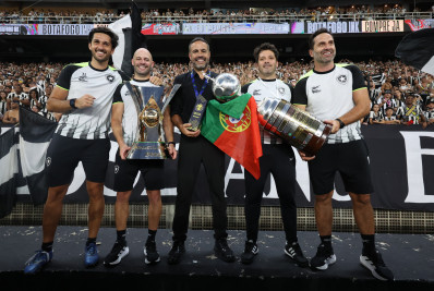 Textor tem ciência de ofertas por Artur Jorge, mas técnico deve seguir no Botafogo