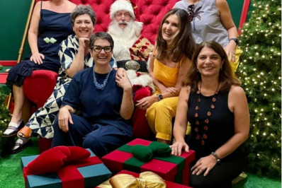 Fátima Bernardes posa com Papai Noel em reunião com amigas