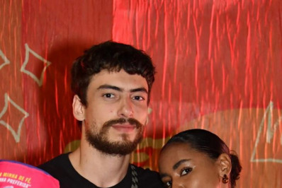 Gabz e Jaffar Bambirra, de 'Mania de Você', surgem apaixonados e trocam beijos durante show