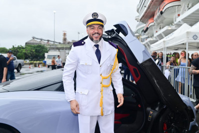 Belo chega em carrão milionário para embarcar em cruzeiro temático 