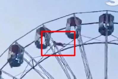 Vídeo: adolescente fica pendurada em roda-gigante na Índia