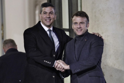 Macron e presidente do Paraguai discutem transição energética e economia bilateral em Paris