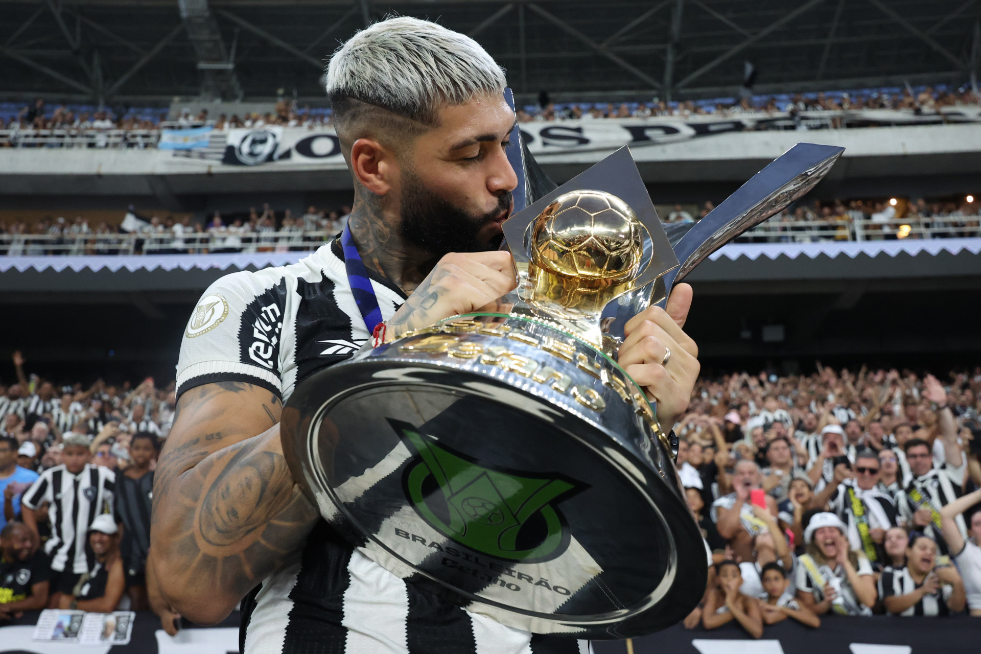 Alexander Barboza com a taça do Brasileiro - Vitor Silva / Botafogo