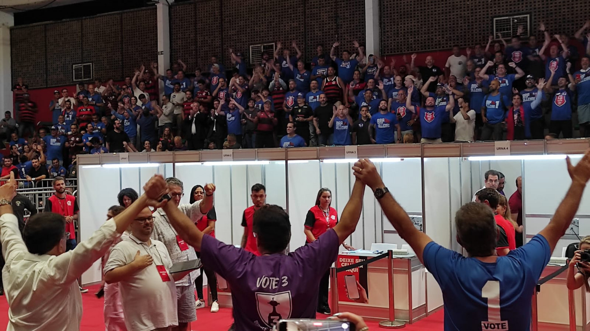 Maur&iacute;cio Gomes de Mattos, Rodrigo Dunshee e Bap d&atilde;o as m&atilde;os durante a apura&ccedil;&atilde;o dos votos - Leonardo Bessa/Ag&ecirc;ncia O Dia