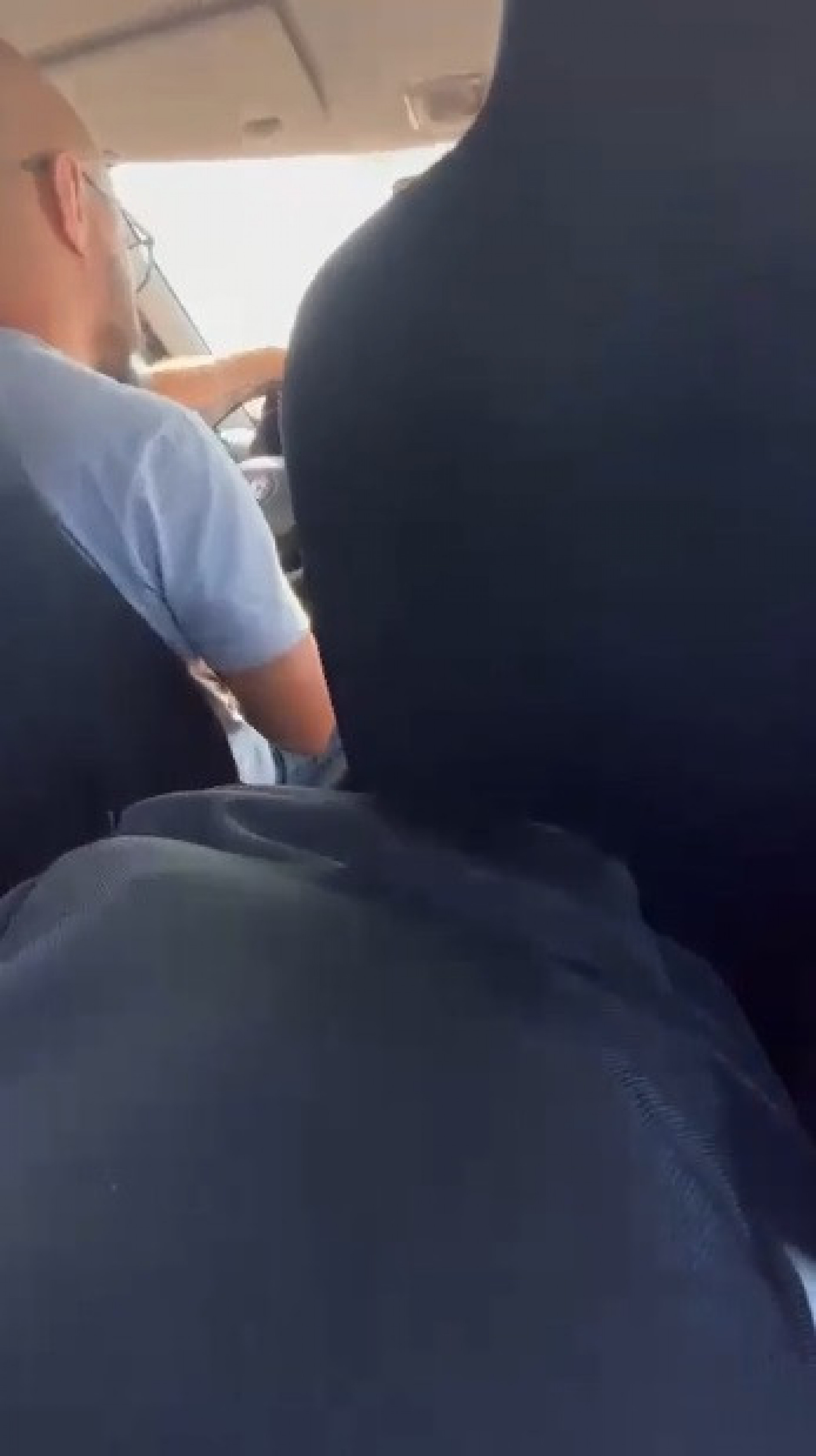 Passageira filma motorista de aplicativo se masturbando durante viagem