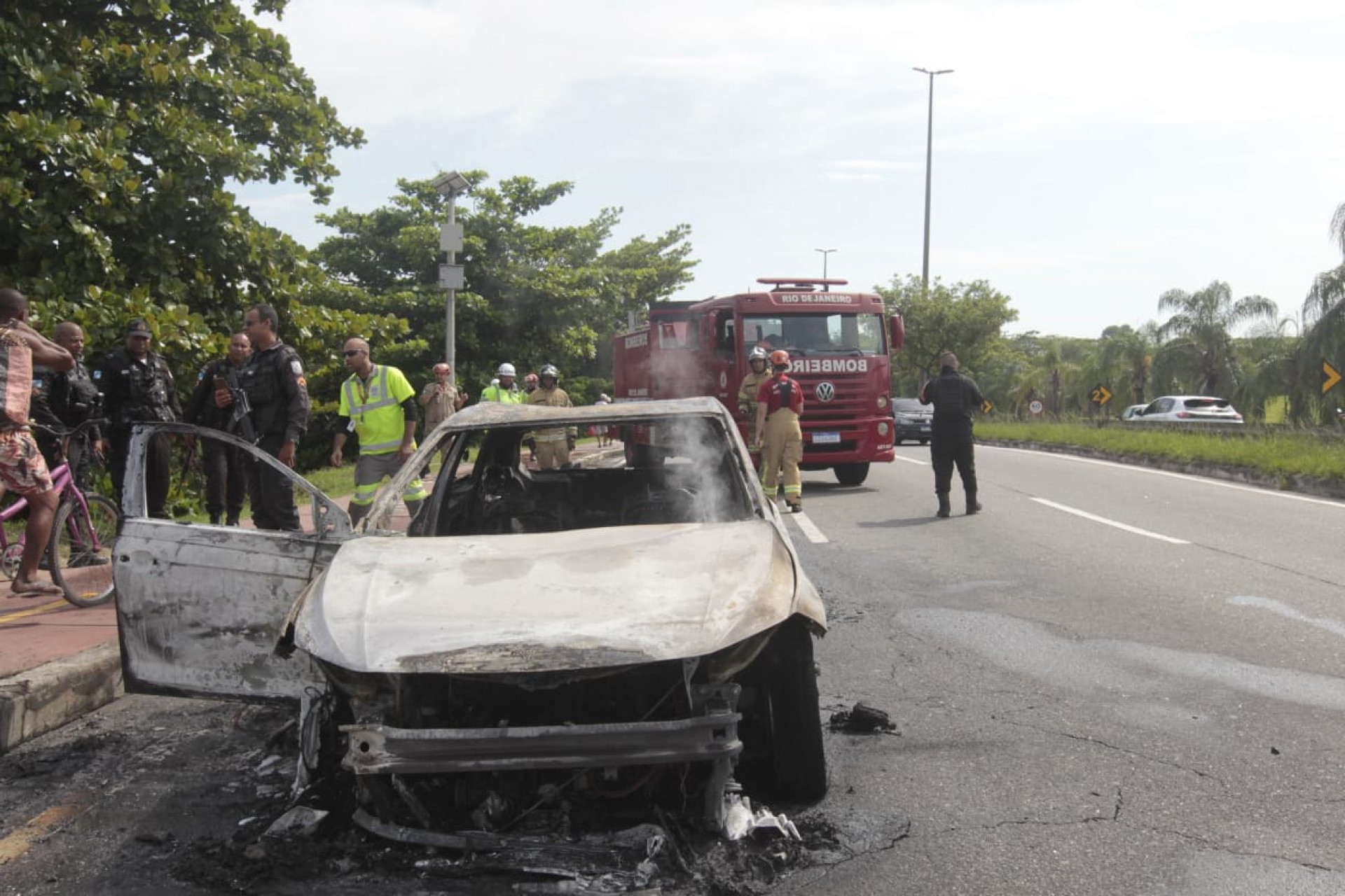 Veículo foi incendiado na Linha Amarela, na altura do Complexo da Maré - Reginaldo Pimenta/Agência O Dia