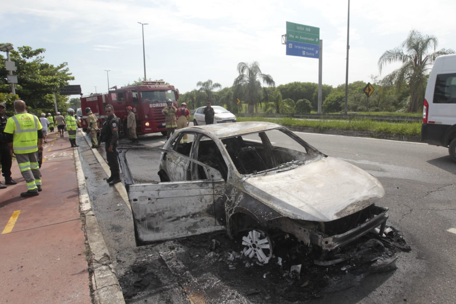 Veículo incendiado na altura do Complexo da Maré chegou a ocupar duas faixas da Linha Vermelha - Reginaldo Pimenta/Agência O Dia