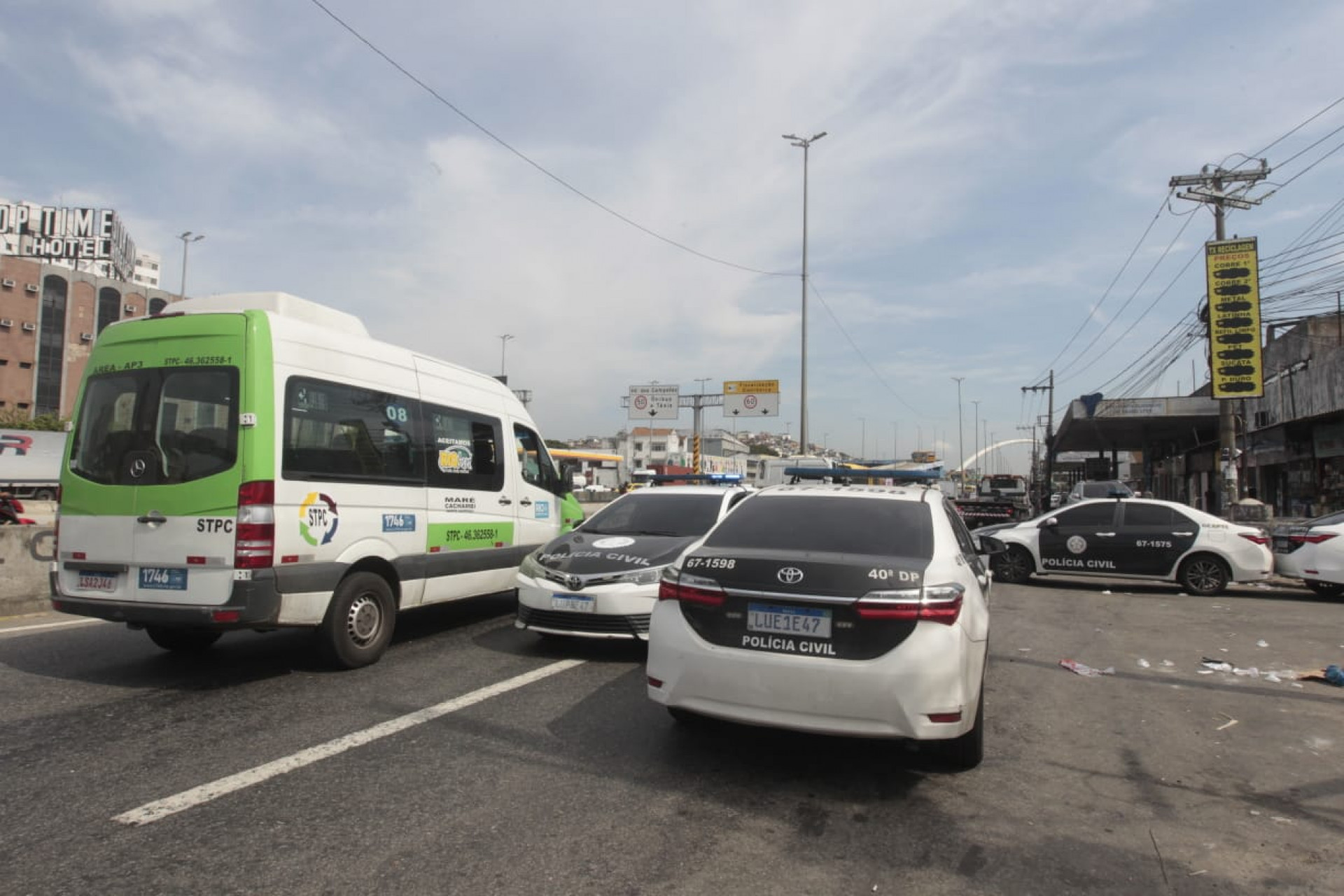 Viaturas da Polícia Civil foram vistas nos acessos à comunidade Nova Holanda - Reginaldo Pimenta/Agência O Dia