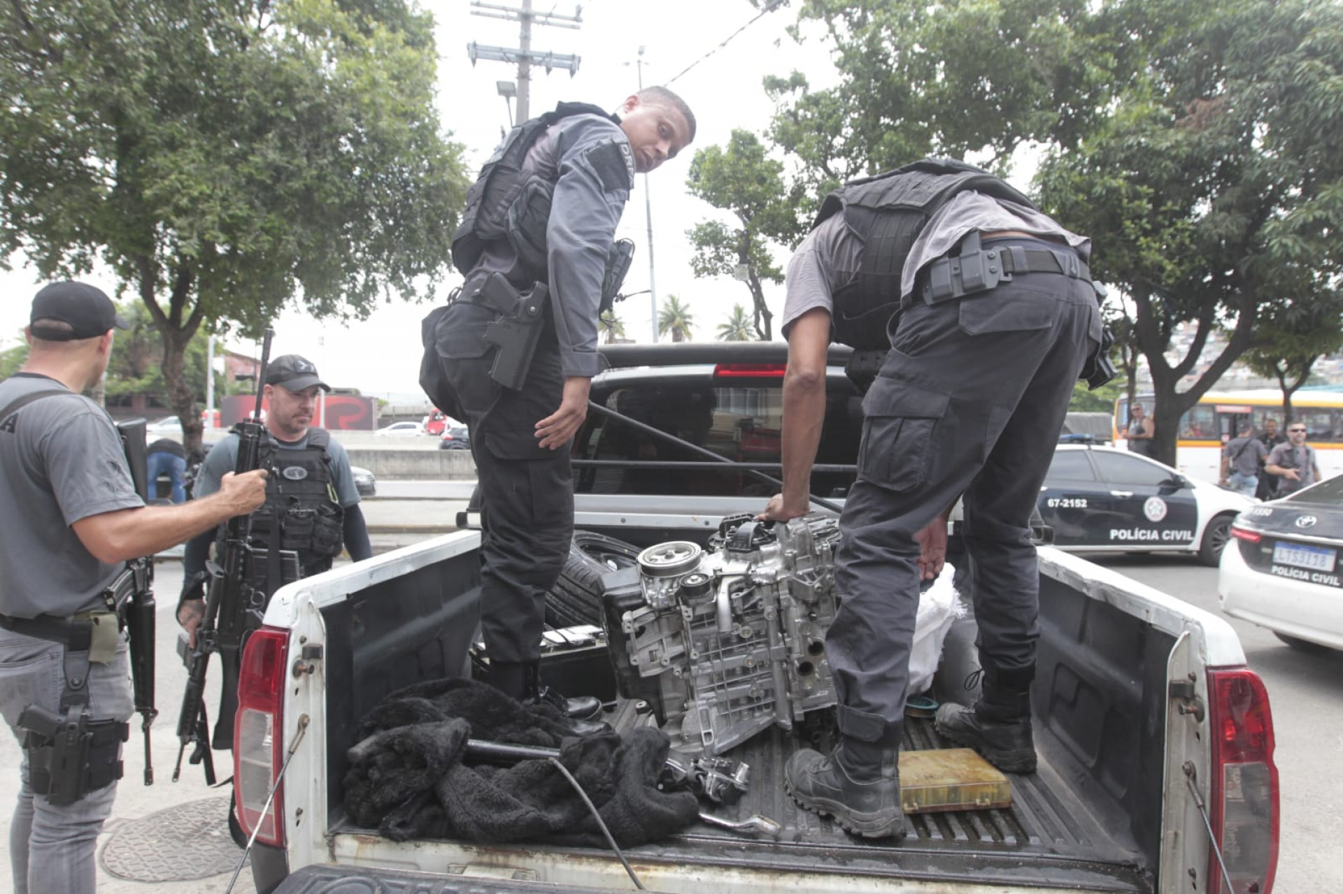 Motor de veículo foi recuperado durante operação no Complexo da Maré - Reginaldo Pimenta/Agência O Dia