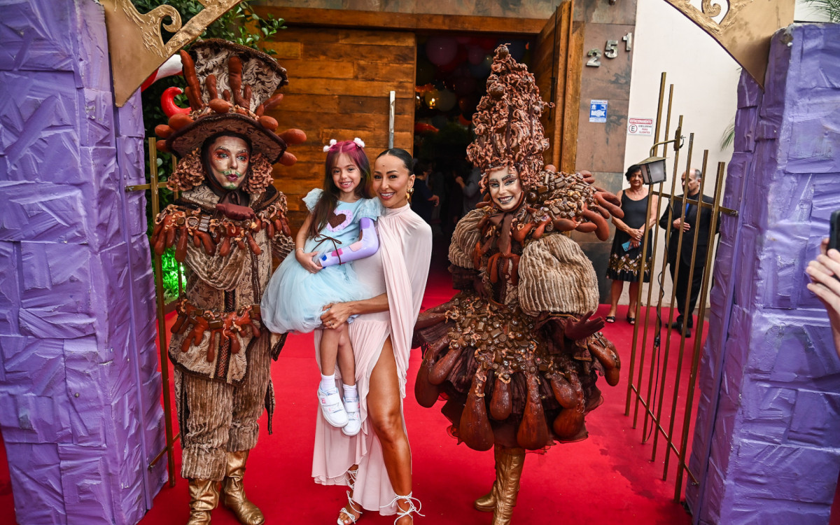 Sabrina Sato e Zoe na festa da menina com o tema 'A Fantástica Fábrica de Chocolate' - Marcelo Sá Barretto/Ag.News