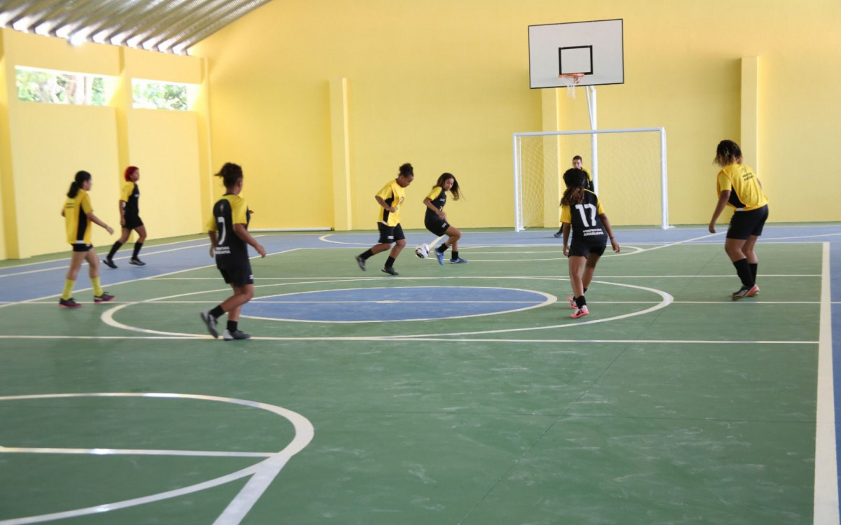 O novo ginásio oferece demarcações para a prática de diversas modalidades esportivas, como futebol, handebol e vôlei. Além disso, possui cobertura e arquibancadas para acomodar o público