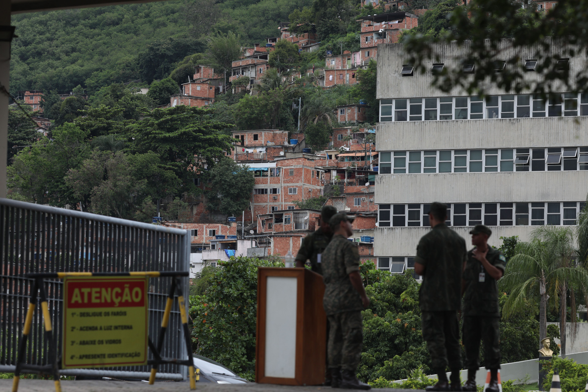 Hospital Naval Marcílio Dias fica próximo ao Complexo do Lins, formado por 16 comunidades - Pedro Teixeira/Agência O Dia