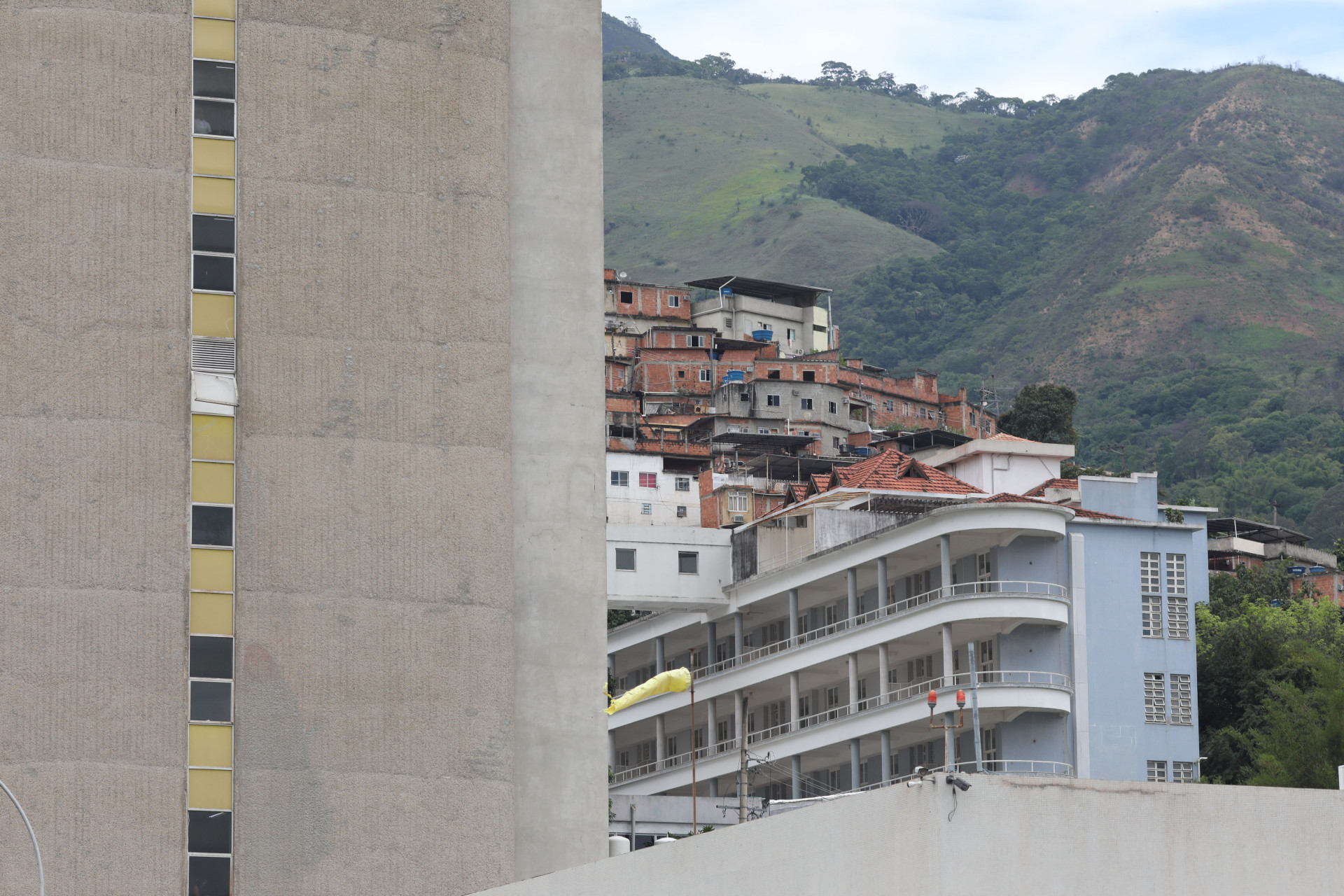 Hospital Naval Marcílio Dias fica próximo ao Complexo do Lins, formado por 16 comunidades - Pedro Teixeira/Agência O Dia