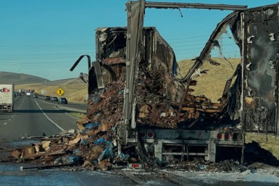 Estrada é inundada de chocolate após incêndio em caminhão