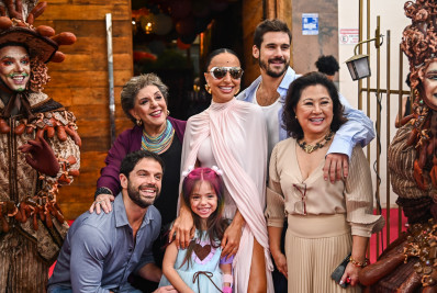 Sabrina Sato posa com Duda Nagle e Nicolas Prattes na festa da filha Zoe