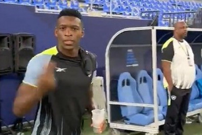 Com Bastos em campo, Botafogo faz reconhecimento de gramado da estreia em Doha