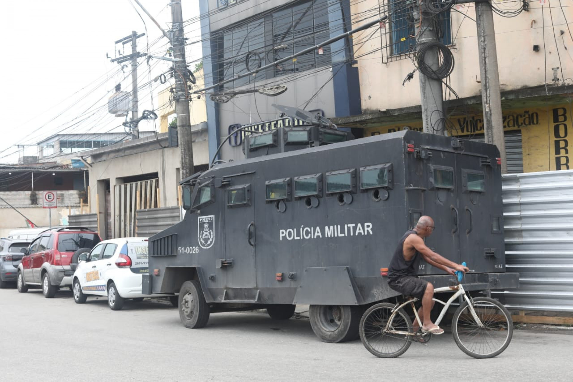 Veículo blindado da Polícia Militar foi visto perta da 60ª DP, responsável pela operação - Pedro Teixeira/Agência O Dia