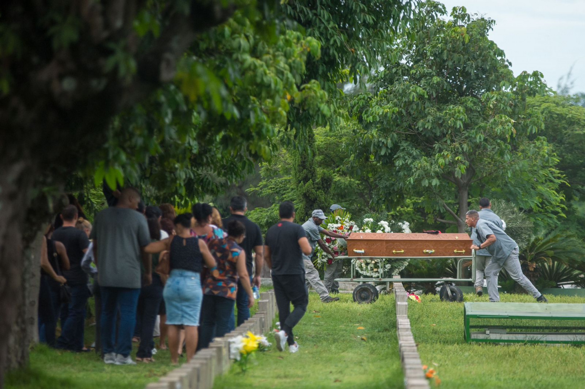 Parentes dão último adeus a Steve Nascimento - Armando Paiva / Agência O Dia