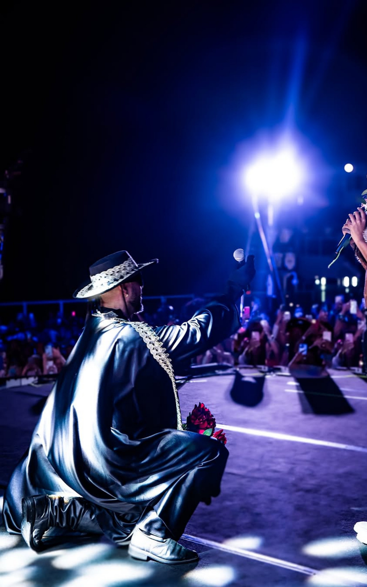 Belo entrega rosa para fã - Reprodução/Instagram