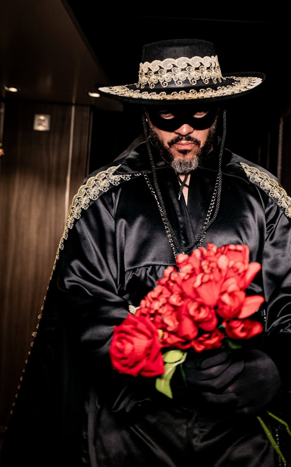 Sedutor, Belo distribui rosas em seu navio - Reprodução/Instagram