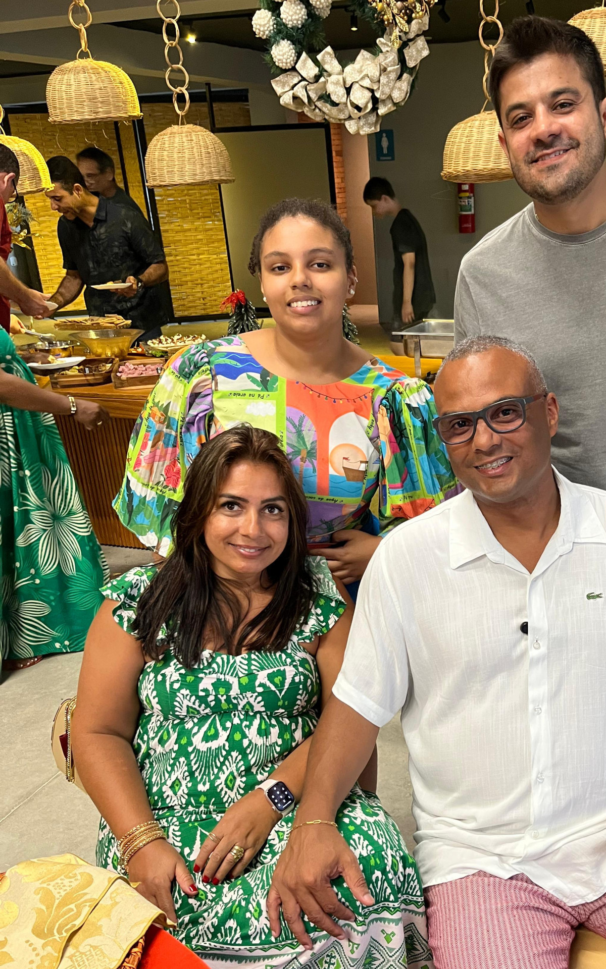 De camisa branca, sentado, o coronel Fabiano, ao lado da esposa Carla. Em pé, a filha Vitória, e à direita o empresário Thiago Garcia Pecly. - FotoNinoBellieny