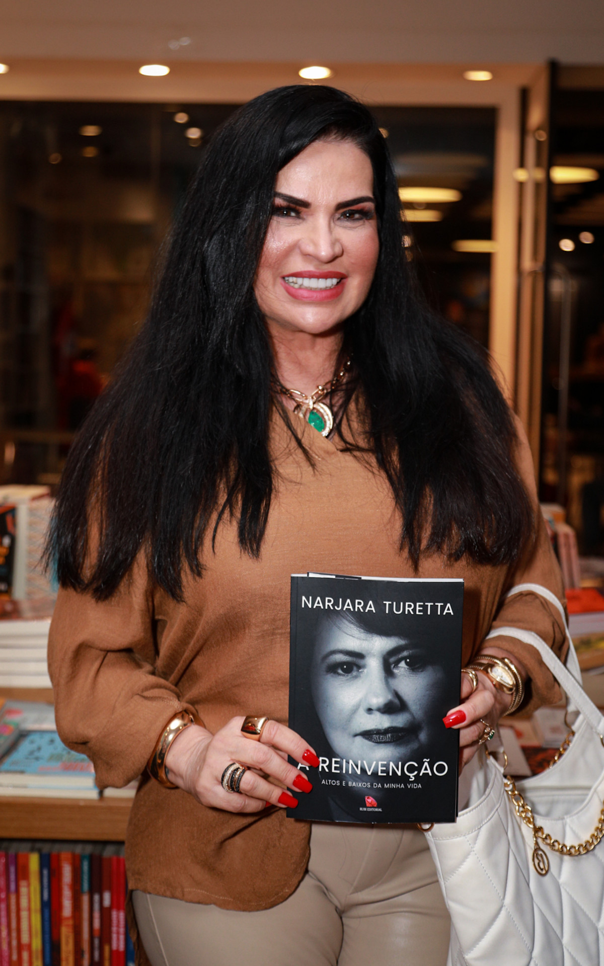 Solange Gomes prestigia lançamento do livro de Narjara Turetta