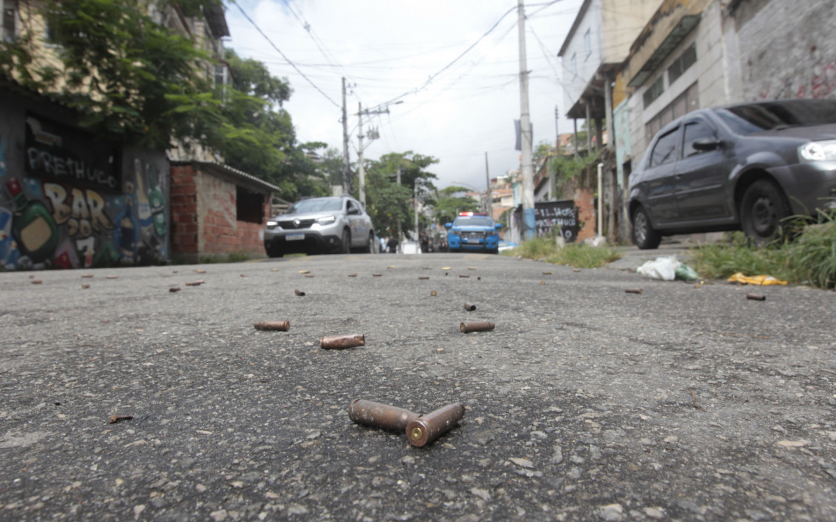 Proj&eacute;teis nos acessos ao Morro dos Macacos nesta quarta-feira, ap&oacute;s madrugada de confronto - Reginaldo Pimenta/Ag&ecirc;ncia O Dia