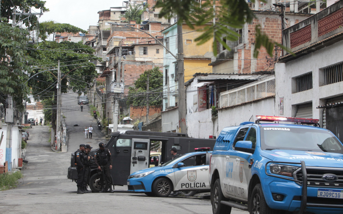 Policiamento seguia refor&ccedil;ado com apoio de ve&iacute;culo blindado nesta manh&atilde; - Reginaldo Pimenta/Ag&ecirc;ncia O Dia