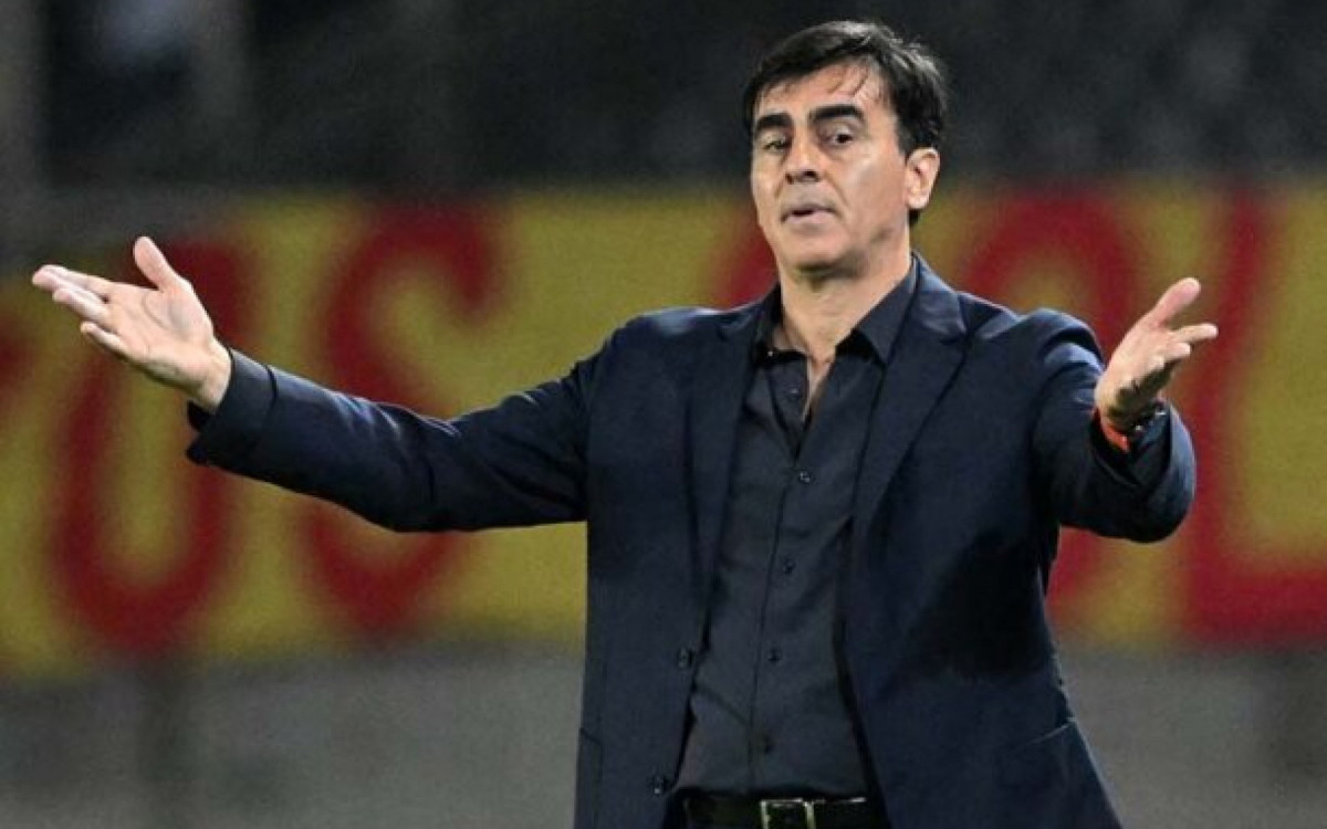 Colo-Colo's Argentine head coach Gustavo Quinteros gestures during the Copa Libertadores group stage first leg football match between Deportivo Pereira and Colo Colo, at the Hernán Ramírez Villegas stadium in Pereira, Colombia, on April 5, 2023. (Photo by JOAQUIN SARMIENTO / AFP) (Photo by JOAQUIN SARMIENTO/AFP via Getty Images)