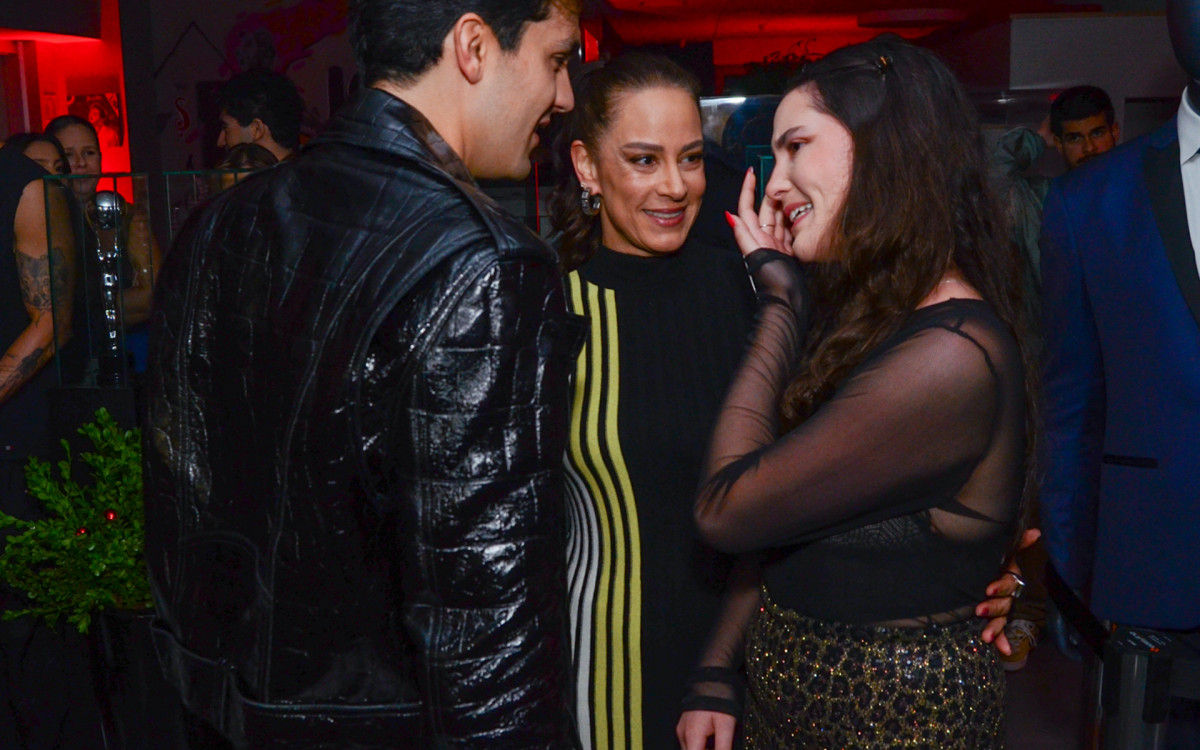 Silvia Abravanel observa a emoção da filha, Amanda, ao conhecer Luan Santana - Araujo/Ag.news