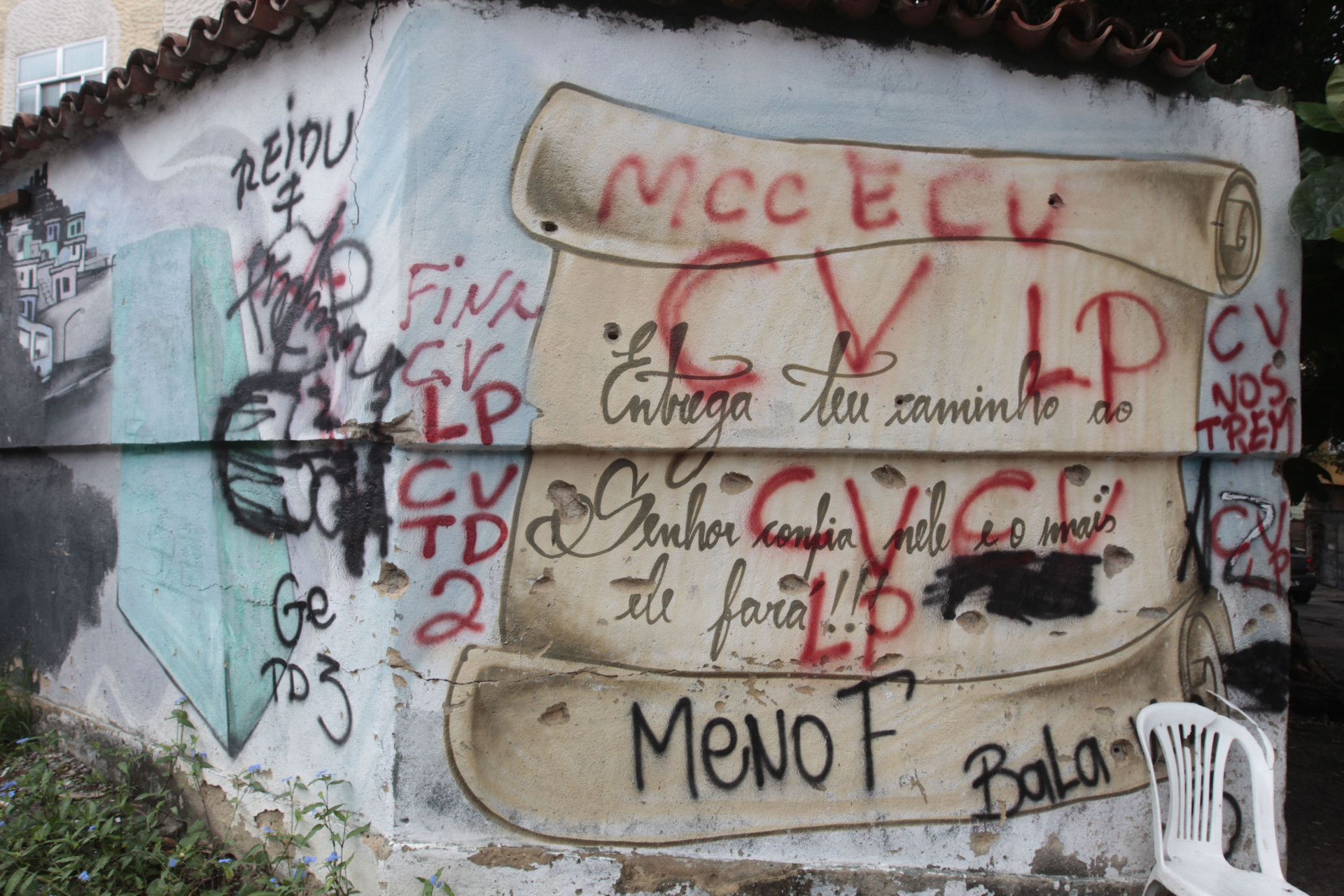 Muros no Morro do Macaco, na Zona Norte do Rio, amanheceram pichados - Reginaldo Pimenta/Agência O Dia