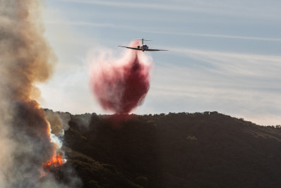 Milhares de pessoas deixam as casas por grave incêndio florestal na Califórnia