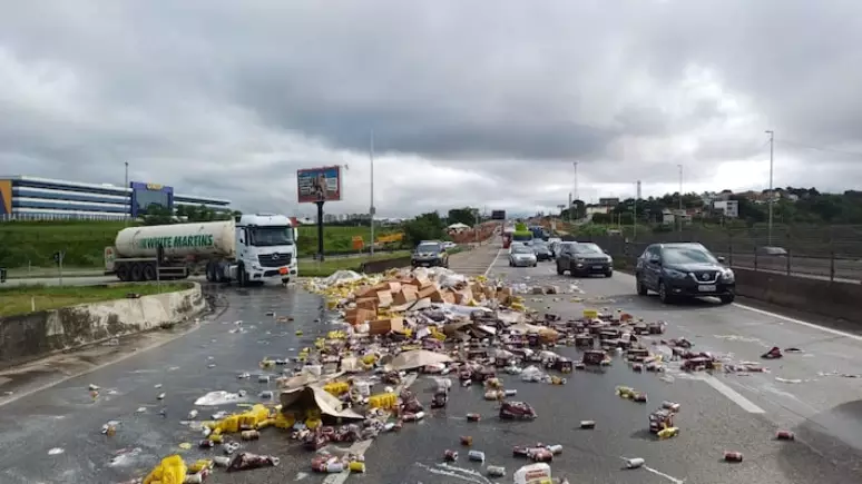 Caminhão carregado de cerveja derruba carga; população tenta saquear as bebidas