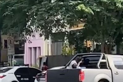 Vídeo: morador de rua é flagrado usando drogas em viatura da Polícia Civil