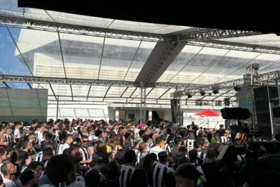 Torcida do Botafogo vive montanha-russa de emoções em General Severiano com eliminação