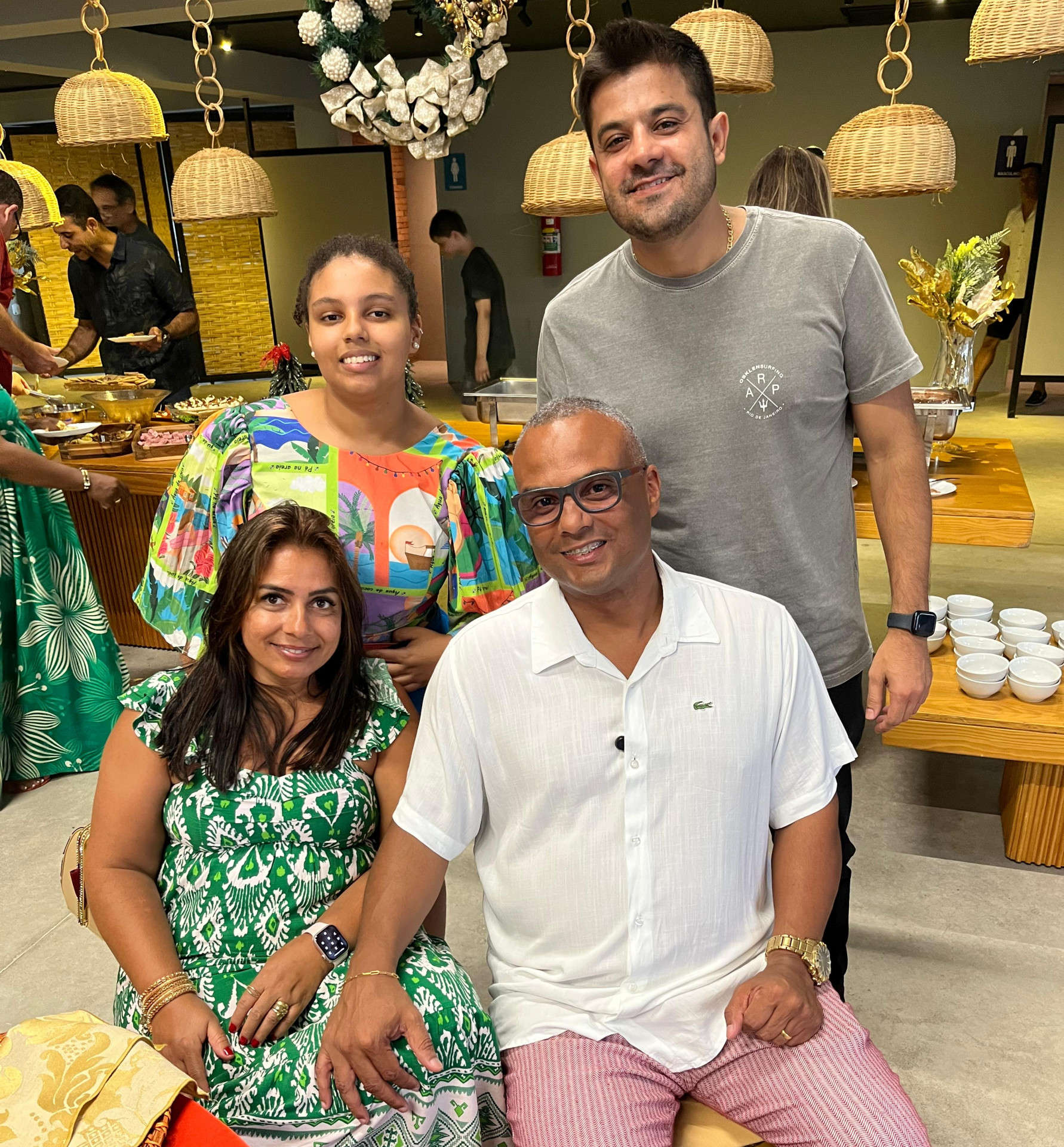 De camisa branca, sentado, o coronel Fabiano, ao lado da esposa Carla. Em pé, a filha Vitória, e à direita o empresário Thiago Garcia Pecly.