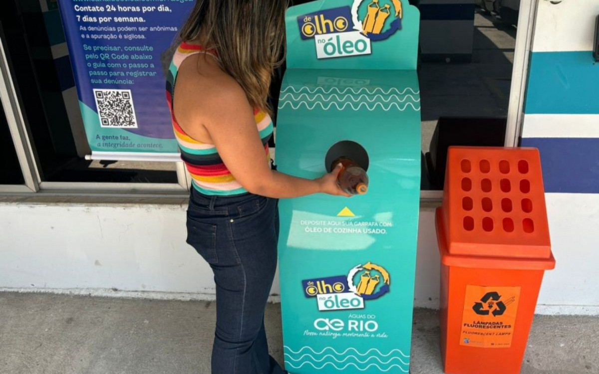 Descarte de óleo de cozinha usado no coletor