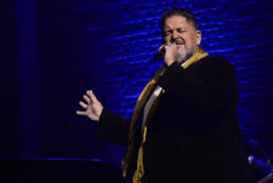 Marcos Hasselmann homenageia Frank Sinatra em show de Natal no Campo de São Bento