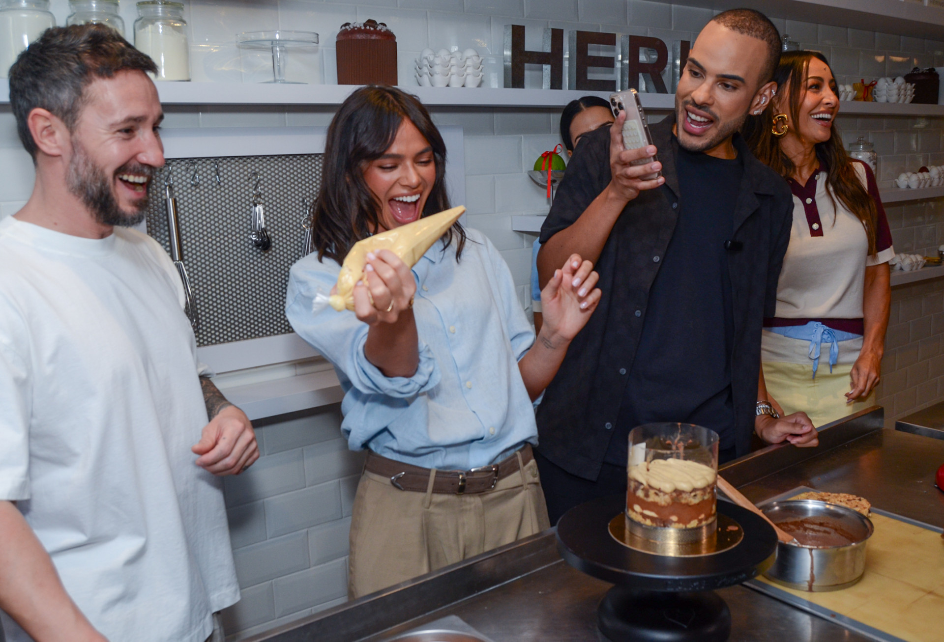 Bruna Marquezine e Sabrina Sato preparam Panetone em evento  - Araujo / Agnews