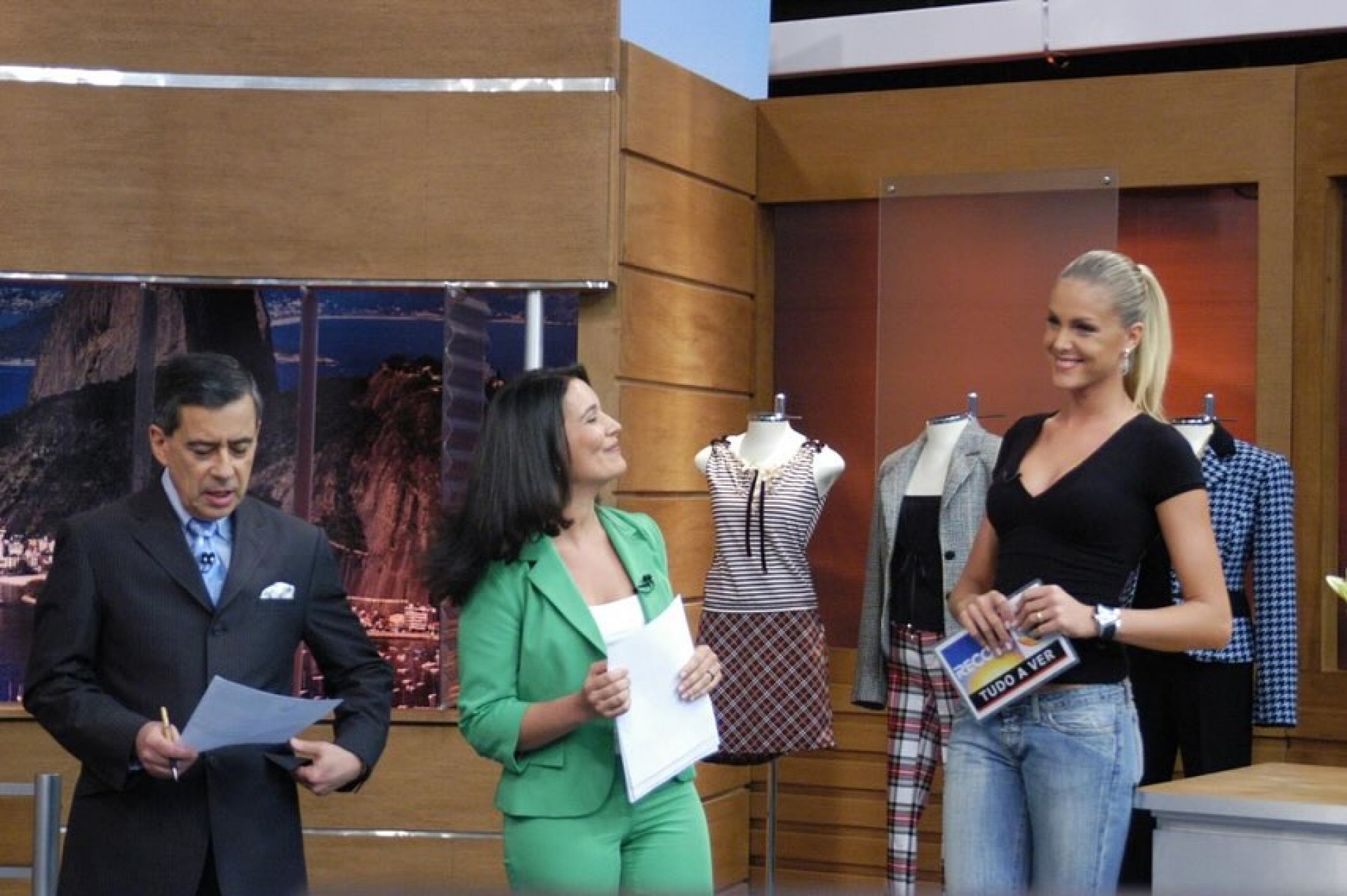 Ana Hickmann renova com a Record e compartilha memórias na emissora - Reprodução / Instagram